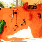 Photo d'un décor en tissu orange avec des éléments en tissu cousus dessus