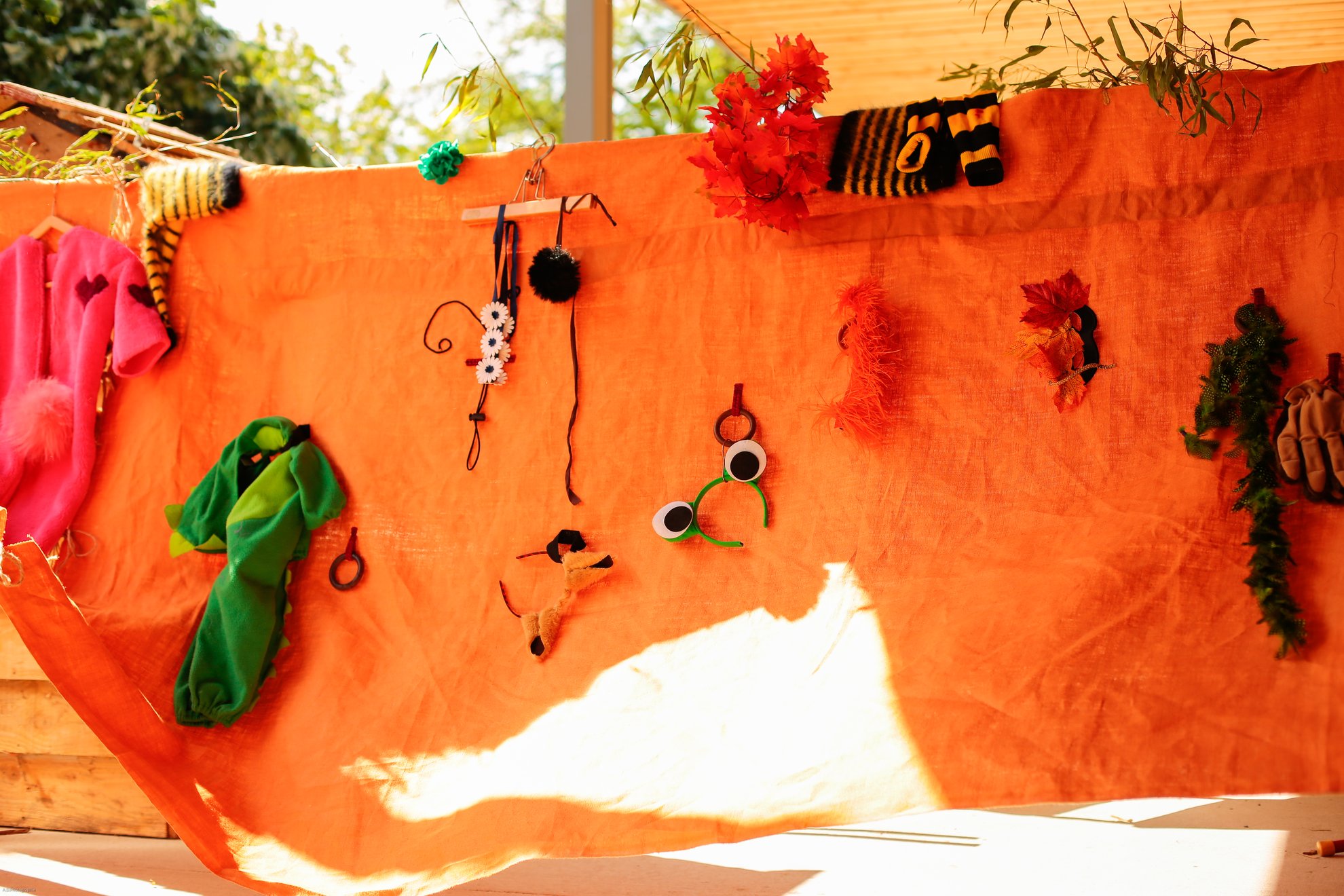 Photo d'un décor en tissu orange avec des éléments en tissu cousus dessus